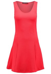 Robe débardeur rouge avec un tissage texturé, une silhouette évasée en A et un décolleté rond. L'ourlet s'évase légèrement pour un effet fluide.