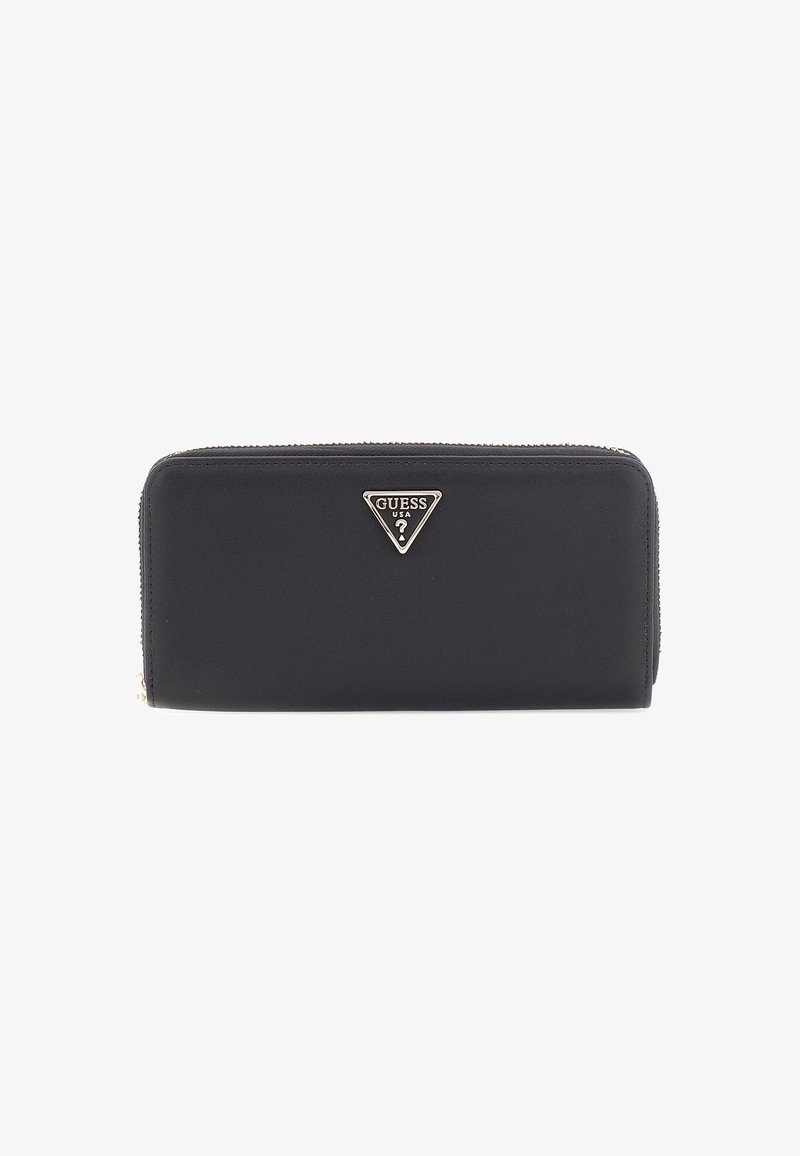 Cartera negra hecha de material suave, con un logo de triángulo plateado, cierre de cremallera y diseño rectangular elegante.