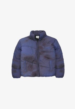 Gevoerde jas in paars met donkere tie-dye patronen, hoge kraag, volledige ritssluiting aan de voorkant en twee zijzakken. Geweven, geïsoleerde stof.