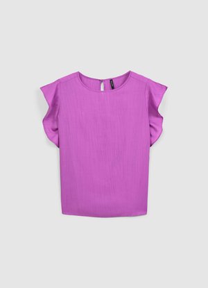 Blouse violette à manches courtes avec une texture lisse, présentant un col rond, de fines rayures discrètes et une fermeture au dos avec un trou en forme de clé.