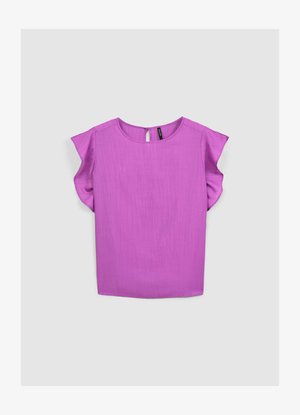 Blouse violette à manches courtes avec une texture lisse, présentant un col rond, de fines rayures discrètes et une fermeture au dos avec un trou en forme de clé.
