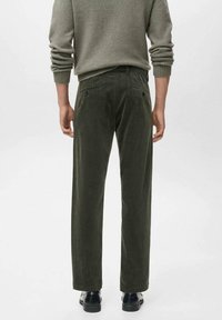 Pantalones de corduroy verdes con corte recto, que cuentan con bolsillos traseros y cierre de botón. La textura es acanalada y suave.