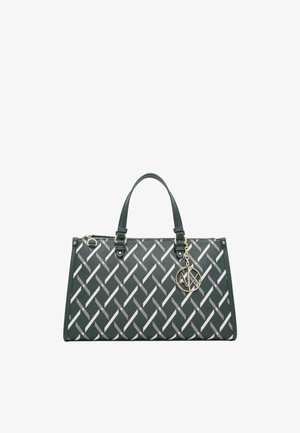 Borsa verde scuro con motivo a strisce diagonali bianche, due manici e un ciondolo rotondo con logo dorato sul lato destro.