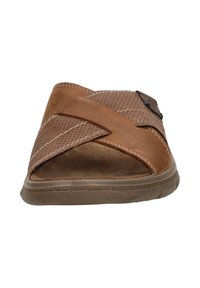 Bruine leren sandaal met kruisbanden met perforaties, open teen en een platte rubberen zool. Decoratieve stiksel en zijgesp met detail.