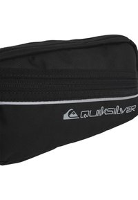 Černá obdélníková taštička vyrobená z texturované tkaniny, s uzávěrem na zip a výrazným bílým logem Quiksilver na boku.