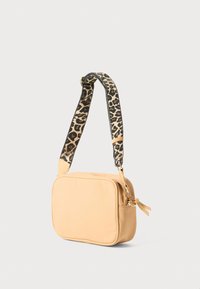 Beige rektangulær crossbody taske med guld lynlås og justerbar bred skulderrem, der har et leopardprint mønster.