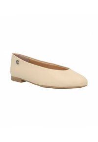 Bailarinas beige hechas de cuero suave. Punta redonda elegante, diseño sencillo, tacón bajo y un pequeño acento metálico en el lado exterior.
