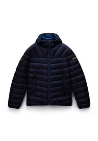 Chaqueta de abrigo tipo puffer en color navy con capucha, con diseño acolchado, dos bolsillos laterales y puños elásticos. Destacada con un parche de logotipo en la manga.