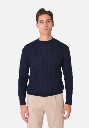 Maglione blu navy a trecce con scollo rotondo, maniche lunghe e polsini e orlo a coste. Realizzato in tessuto a maglia texture.