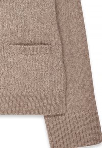 Beige stickad tröja med detaljer som en foderficka, ribbade ärmslut och en texturerad komposition, vilket framhäver ett mjukt och mysigt utseende.