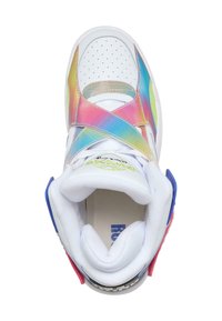 Białe sneakersy z tęczowym, iryzującym wykończeniem, krzyżującymi się paskami i wyściełanym kołnierzem. Posiada perforacje i kolorowe akcenty na pięcie.