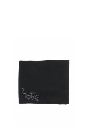 Portefeuille noir plié avec un petit motif de gecko gris dans le coin inférieur gauche sur fond blanc.