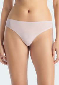 Světle růžové průhledné bikinovékalhotky s hladkým povrchem, s nízkým pasem a minimalistickým pásem. Ozdobeny malým logem.