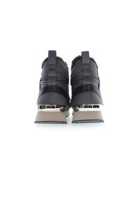 Botas de cuero negro con un acabado texturizado, detalles de piel sintética, un detalle de hardware plateado y un tacón grueso beige.