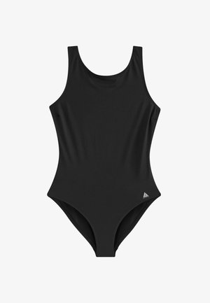 Czarny jednoczęściowy strój kąpielowy z szerokimi ramiączkami i małym białym trójkątnym logo po lewej dolnej stronie.