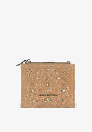 Cartera de ante beige con cierre de cremallera, que presenta un patrón decorativo grabado, tachuelas plateadas y acentos de gemas. Nombre de la marca "ALMA EN PENA" grabado en la parte frontal.