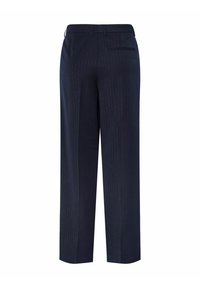 Granatowe, szerokie spodnie wykonane z teksturowanej tkaniny z delikatnym prążkowanym wzorem. Widoczna kieszeń z tyłu, standardowy pas i szlufki na pasek.