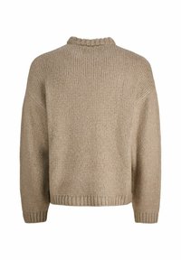 Beiger Strickpulli mit hohem Kragen, überschnittenen Schultern und geripptem Saum. Die Textur wirkt weich und grob und hat einen subtilen Melange-Effekt.