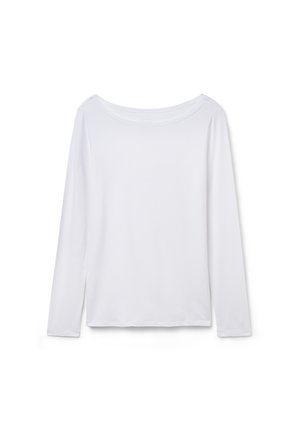 Wit shirt met lange mouwen en bootnek, platgelegd op een witte achtergrond, vooraanzicht met een eenvoudig naadloos ontwerp.