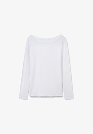 Wit shirt met lange mouwen en bootnek, platgelegd op een witte achtergrond, vooraanzicht met een eenvoudig naadloos ontwerp.