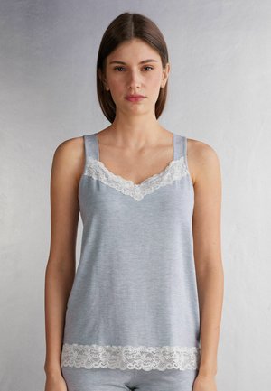 Lichtgrijs tanktop van zachte stof, met een witte kantafwerking langs de halslijn en de zoom. Rechte schouderbanden.
