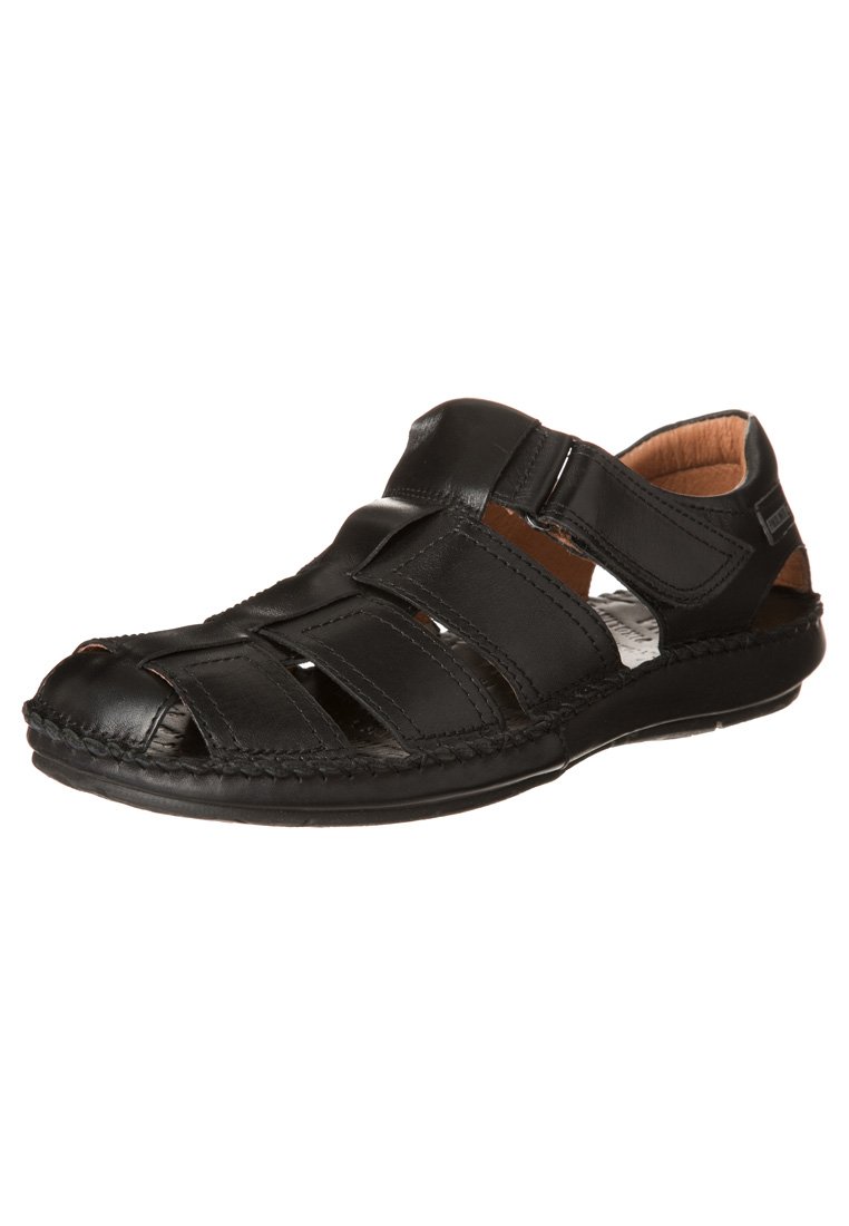 Sort lædersandal med lukket tå, åbne sider, justerbar rem og vævet design. Har sømme langs sålen og blødt indre.
