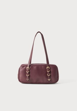 Borsa in pelle bordeaux con due manici superiori, dettagli in hardware dorato, forma rettangolare, superficie liscia e doppi dettagli a fibbia.