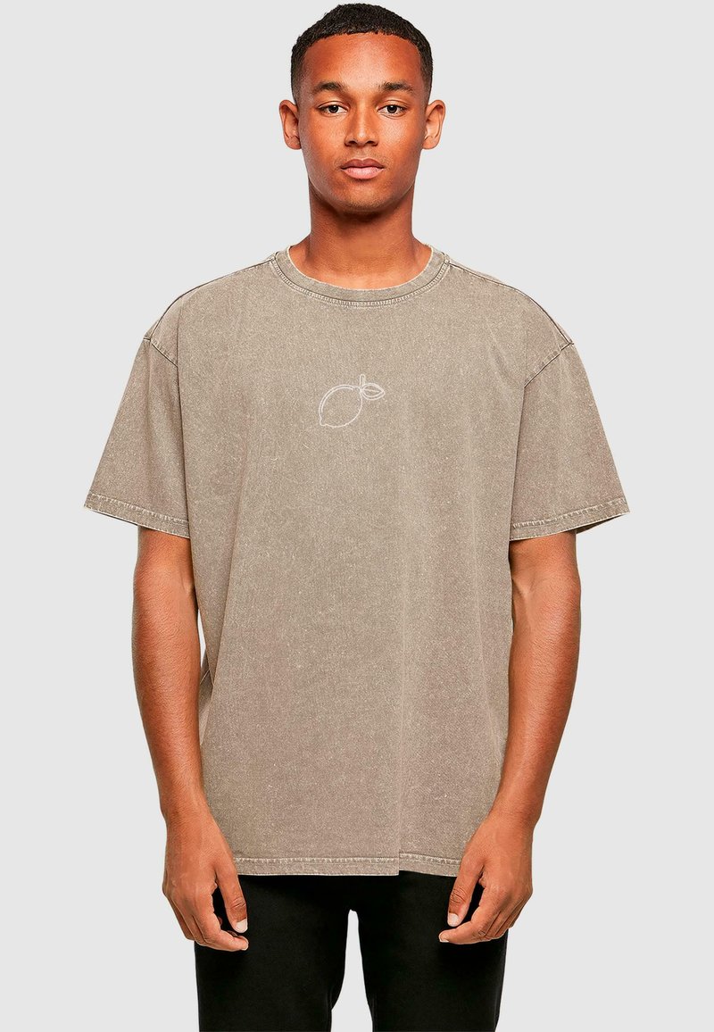 Tricou cu mânecă scurtă, gât rotund, din bumbac de culoare bej deschis, cu un design subtil brodat cu lămâie pe partea stângă a pieptului. Croi clasic.