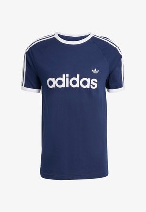 Camiseta azul marino de Adidas con detalles de tres rayas blancas en las mangas, cuello blanco y el logo blanco y audaz de "adidas" en el frente. Material de algodón.
