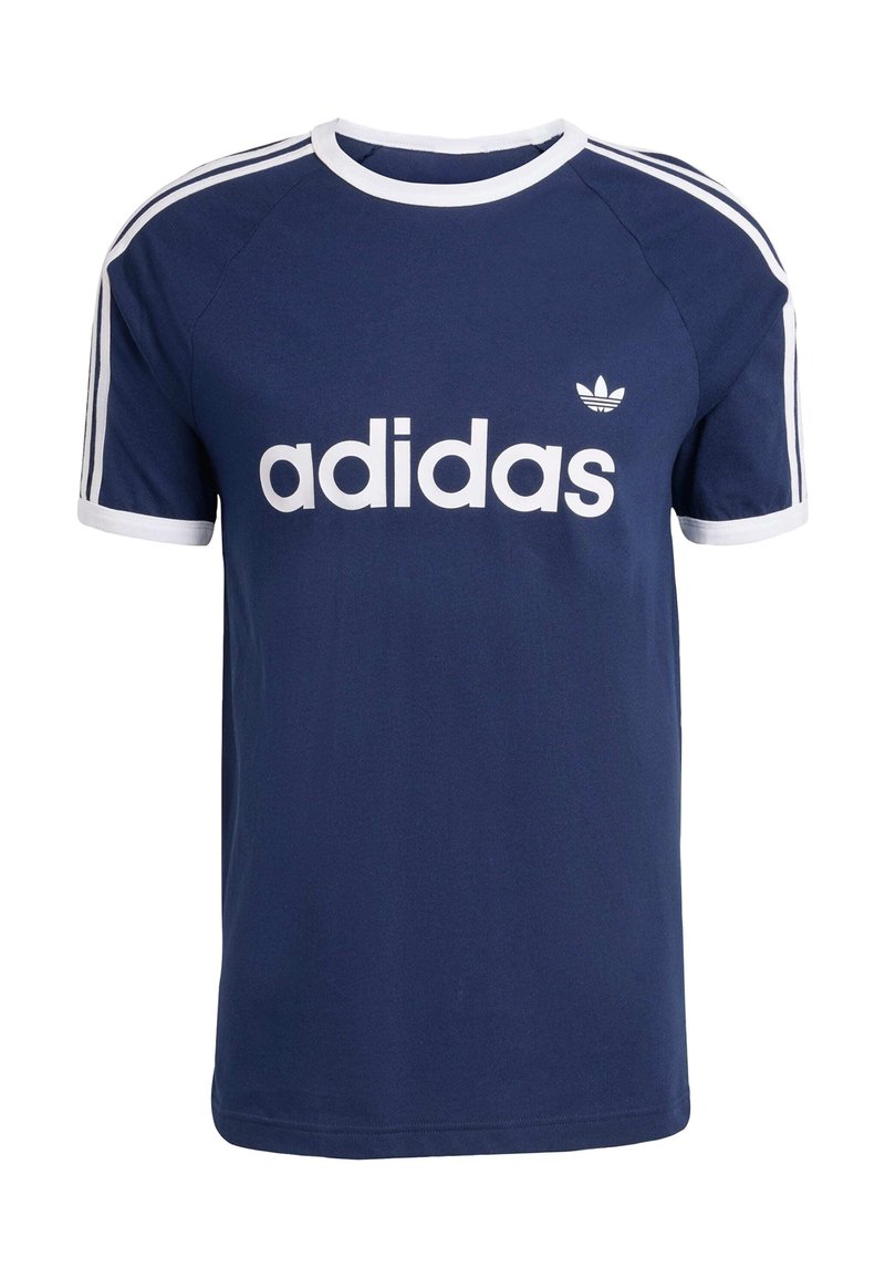 Marineblå Adidas t-shirt med hvide tre-stribe detaljer på ærmerne, hvid krave og stor hvid "adidas"-logo på forsiden. Bomuldsmateriale.