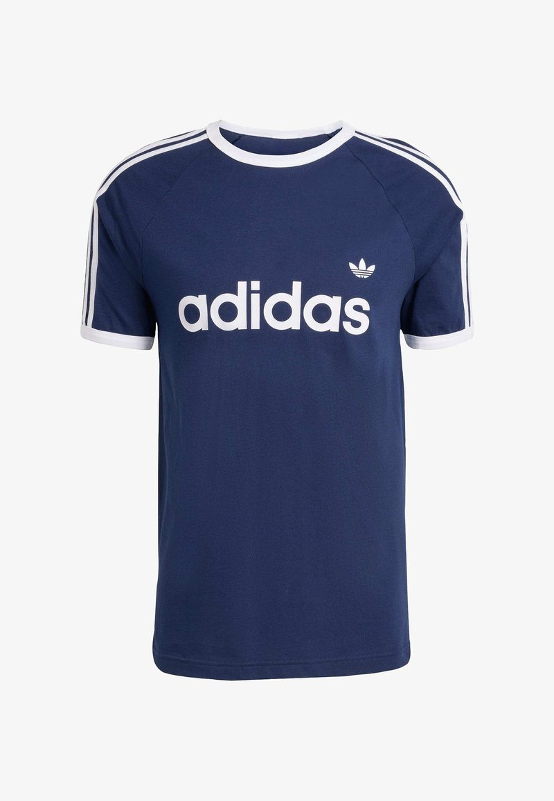 Marineblå Adidas t-shirt med hvide tre-stribe detaljer på ærmerne, hvid krave og stor hvid "adidas"-logo på forsiden. Bomuldsmateriale.