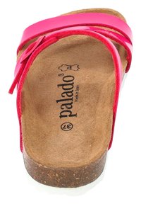 Sandalia rosa con tiras, con plantilla de corcho, suela texturizada y logo. Presenta tiras brillantes y un diseño minimalista. Ajuste ajustable en el talón.