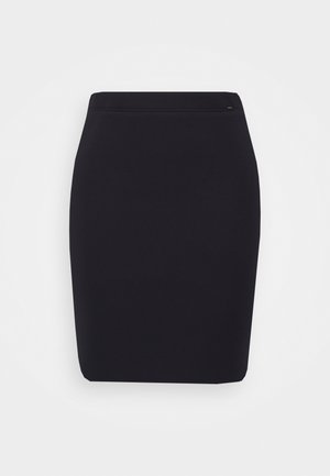 Czarna spódnica ołówkowa o dopasowanej sylwetce, gładkiej fakturze, midi długości i subtelnym pasku w talii; brak widocznych elementów metalowych lub wzorów.