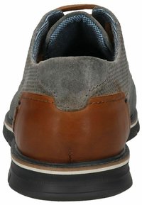 Grå mockaskor med brun lädersula, texturerad nätövre, blå rutigt foder och svart gummisula med vit randdetalj.