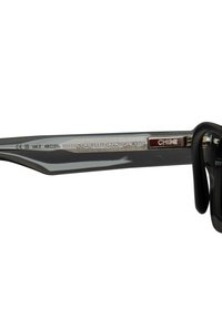 Ochelari de soare cu rame din plastic de culoare gri închis și lentile întunecate negre. Detalii ale ramei includ marcaje gravate cu informații despre marcă și model pe fanta.