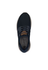 Baskets marine avec une tige texturée, semelle gris clair et accents en cuir brun. Fermeture à lacets avec détails réfléchissants sur les lacets.