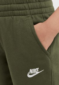 Nike Sportswear SPORTSWEAR CLUB FLEECE - Fato de treino - khaki