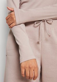 Nike Sportswear SPORTSWEAR ESSENTIAL - Ilgarankovis viršutinės dalies drabužis - diffused taupe/white
