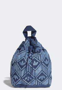 Dragsäck i blå denim med geometriskt mönster, med ett handtag upptill, textil med struktur och kontrasterande detaljer.