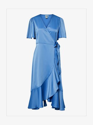 Modra satenasta obleka z zavihki, kratkimi krili, V-izrezom, s povezavo v pasu in nabranim robom za dodano teksturo.