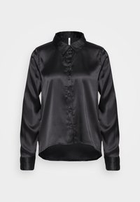 Camicia nera in satin a maniche lunghe con colletto a punta, chiusura completa con bottoni e orlo arrotondato. Tessuto morbido con polsini lunghi.