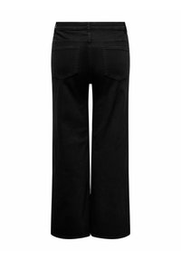 Jean large noir avec une texture lisse, présentant une taille haute, deux poches arrière et un design classique à cinq poches.