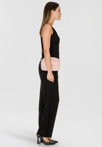 Love Moschino QUILTED UMHÄNGE - Borsa a tracolla - powder