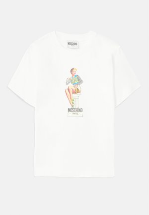 Camiseta blanca de algodón con un diseño gráfico colorido de una mujer sentada en un pedestal, con el texto "MOSCHINO JEANS" debajo.