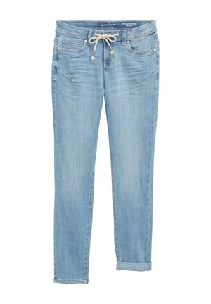Lichtblauwe denim jeans met een rechte pasvorm, elastische drawstring taille, opgerolde cuffs en front pockets. Ontworpen met subtiele vervagingen.