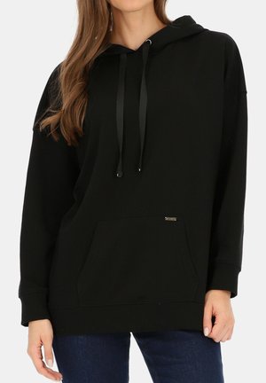 Czarna bluza z kapturem wykonana z miękkiego materiału, z przednią kieszenią, kapturem na sznurki i ściągaczami przy mankietach. Posiada mały detal z logo na kieszeni.