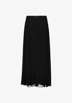 Sort maxiskørt lavet af letvægtsstof, med et flydende design og sideslids for forbedret bevægelse. Glat, gennemsigtig tekstur.