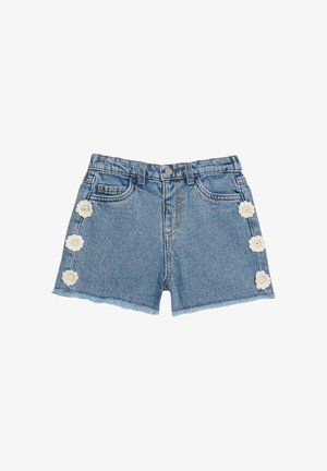 Denim shorts met rafelige zoom, voorzakken, riemlussen, knoopsluiting en witte gehaakte bloemapplicaties langs de buitenzijden.