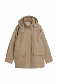 Beige vandtæt jakke med hætte, der har trykknapper, to forlommer og en løs pasform. Glat tekstur og enkelt design.