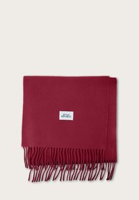 Écharpe rouge en tissu doux. Présente des bords frangés et une petite étiquette indiquant "STYLE REPUBLIC". Texture lisse avec une couleur unie.